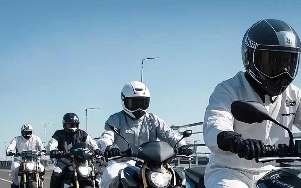 Motorradfahren, Outdoor-Erkundungen und milit&auml;risches Training