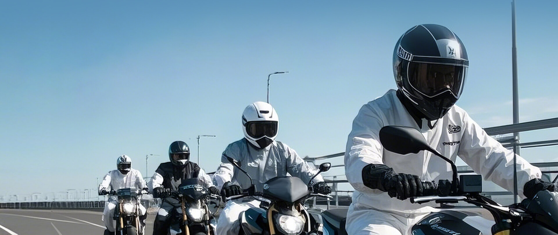 Motorradfahren, Outdoor-Erkundungen und militärisches Training