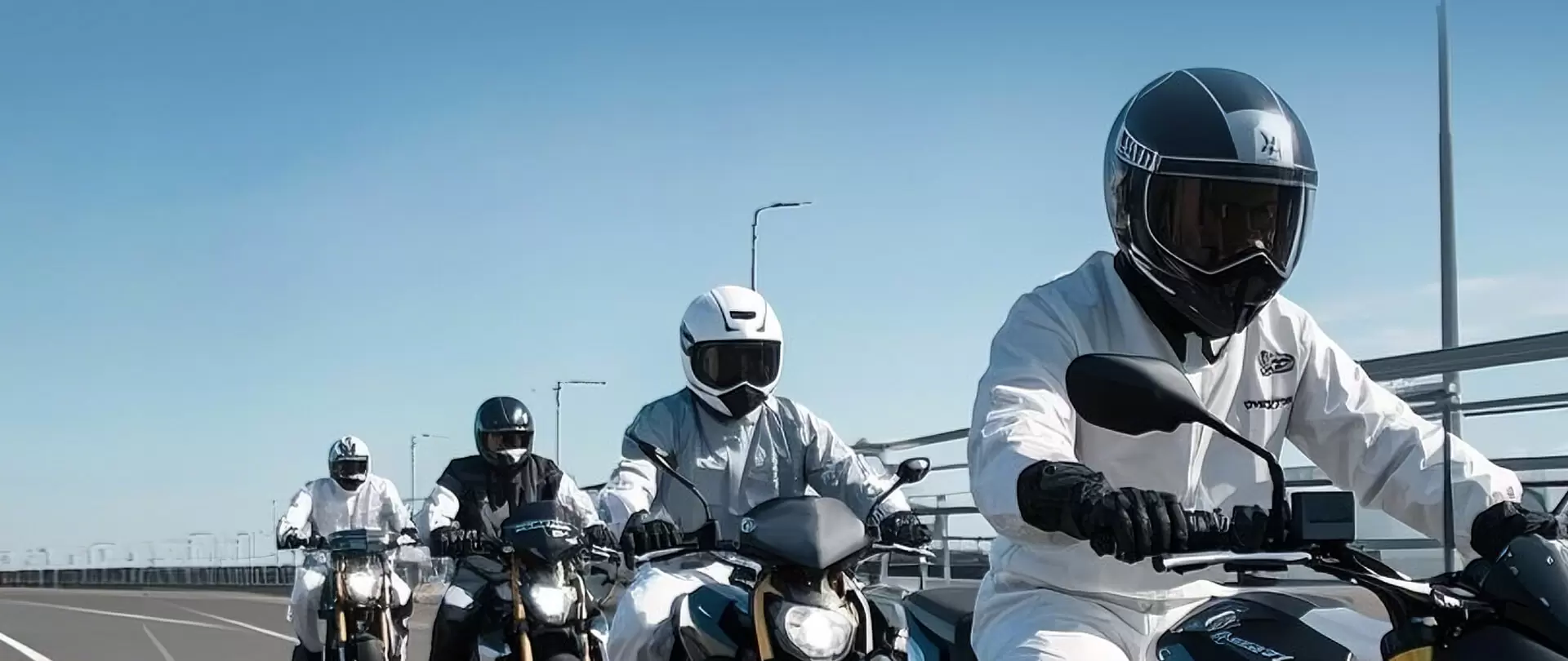 Motorradfahren, Outdoor-Erkundungen und milit&auml;risches Training