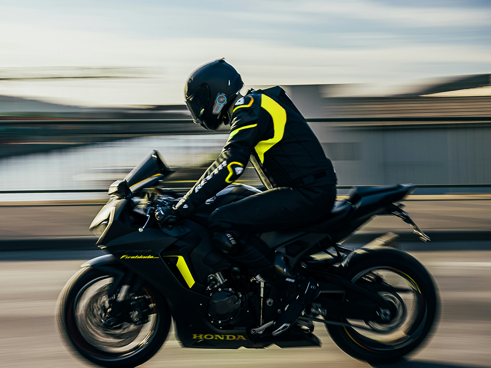 Motorradfahren, Outdoor-Erkundungen und militärisches Training