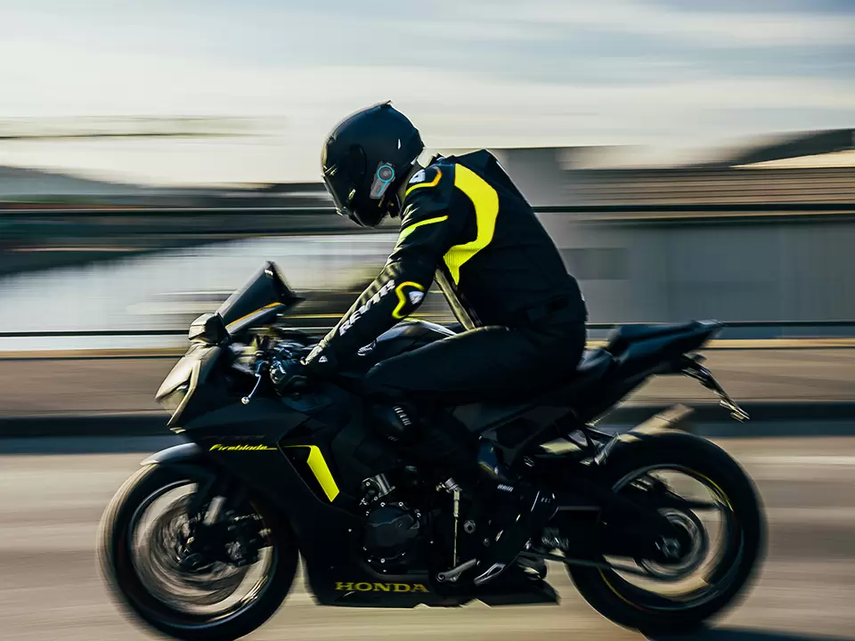 Motorradfahren, Outdoor-Erkundungen und milit&auml;risches Training