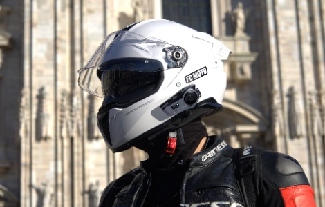 OHMIEX gl&auml;nzt auf der EICMA Mailand 2025 mit seinem neuen D9 Smart Helmet Bluetooth-Headset.