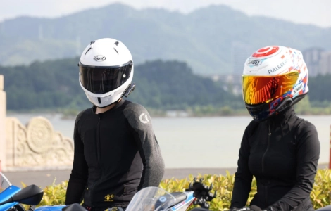 Klar bleiben, verbunden bleiben: Warum ein Bluetooth-Headset mit Ger&auml;uschunterdr&uuml;ckung f&uuml;r den Helm f&uuml;r moderne Motorradfahrer unverzichtbar ist.